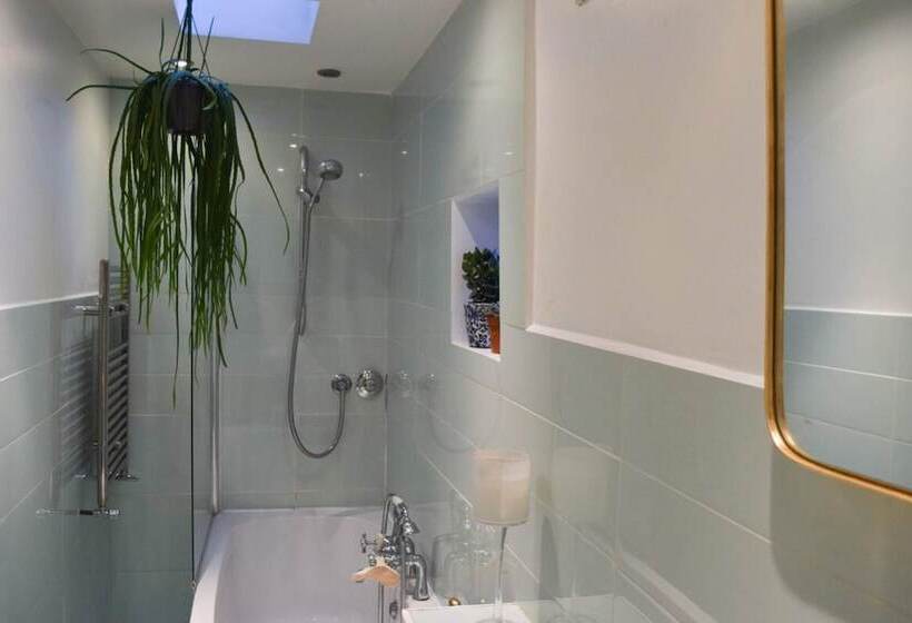 Stylish And Spacious Apartment With Terrace