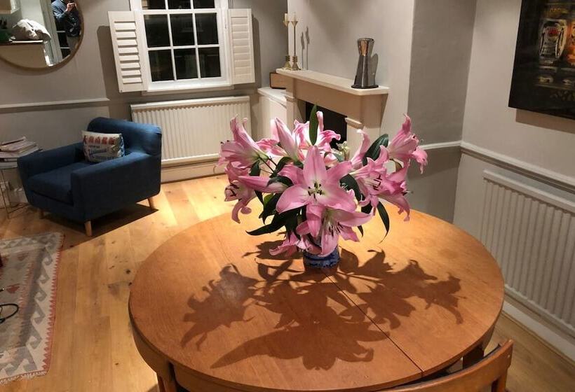 Stylish And Spacious Apartment With Terrace