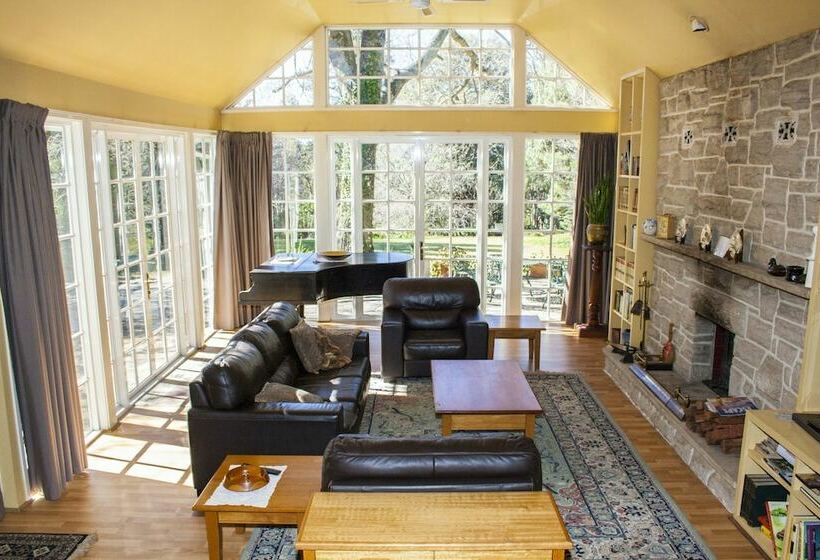 Bygone Beautys Cottages  Bronte Cottage