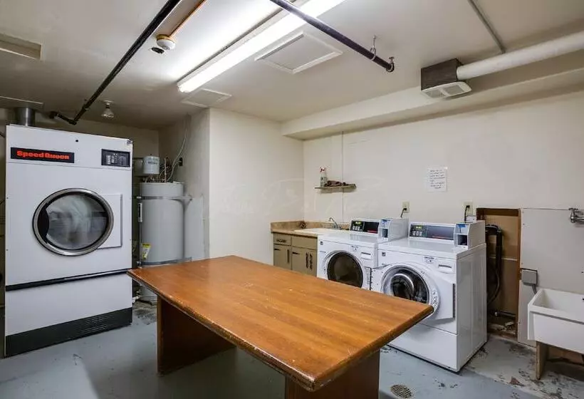 ホテル 37sll   Economical   Convenient   Kitchenette   Sleeps 2