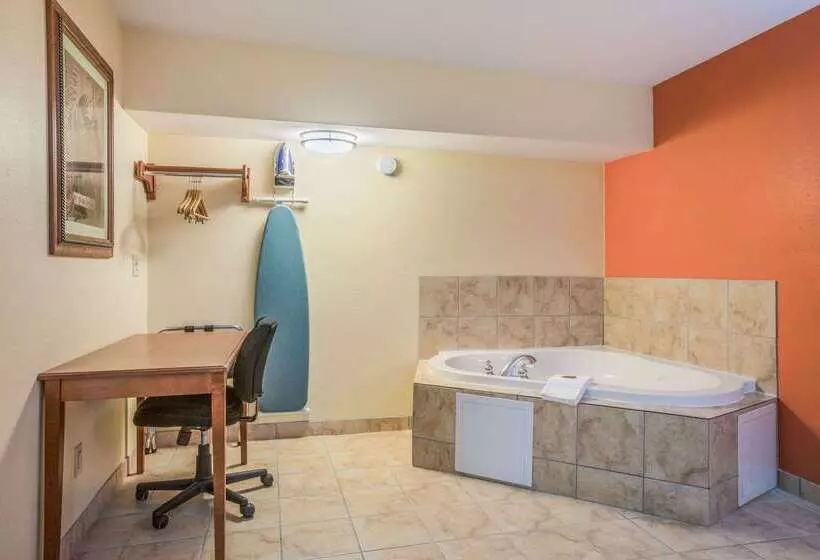 モーテル Rodeway Inn & Suites