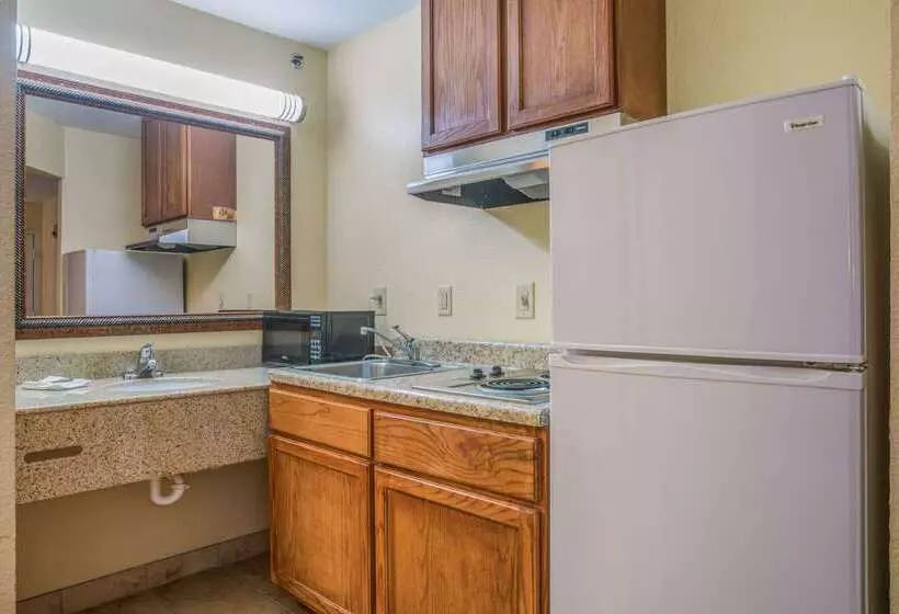モーテル Rodeway Inn & Suites