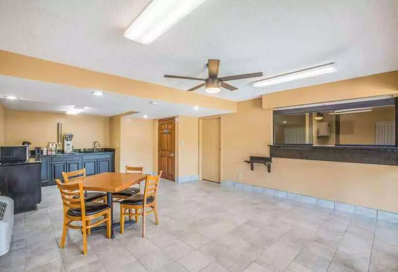 モーテル Rodeway Inn & Suites