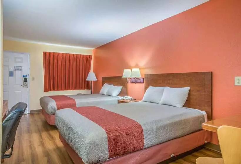 モーテル Rodeway Inn & Suites