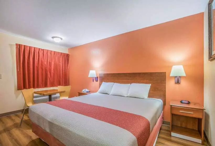 モーテル Rodeway Inn & Suites