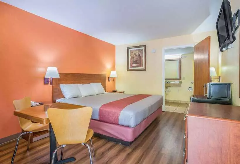 モーテル Rodeway Inn & Suites