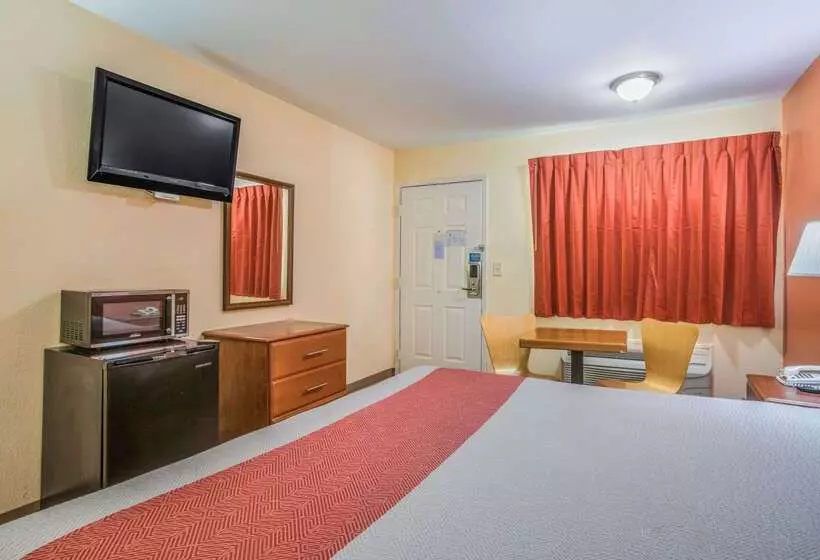 モーテル Rodeway Inn & Suites
