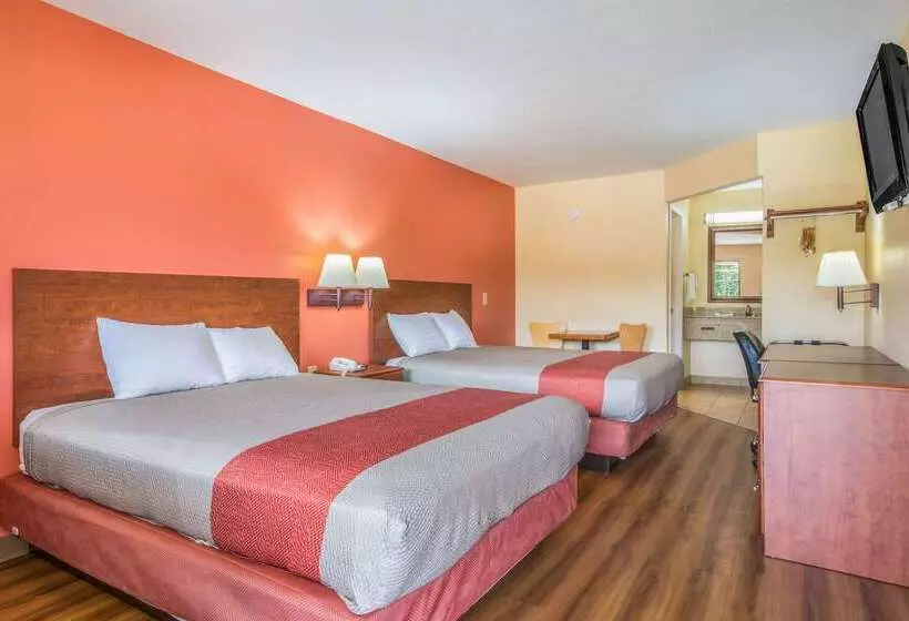 モーテル Rodeway Inn & Suites