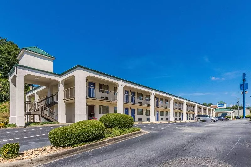 モーテル Rodeway Inn & Suites