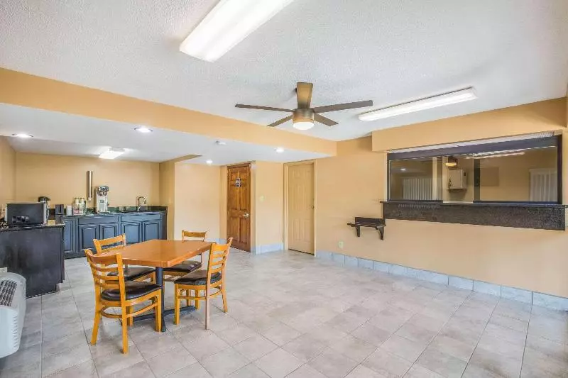モーテル Rodeway Inn & Suites