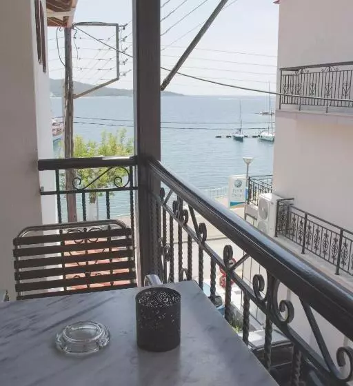 Majatalo Gyalos Beach Front