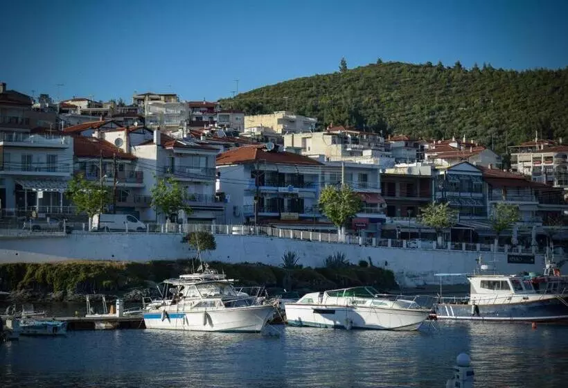 Majatalo Gyalos Beach Front
