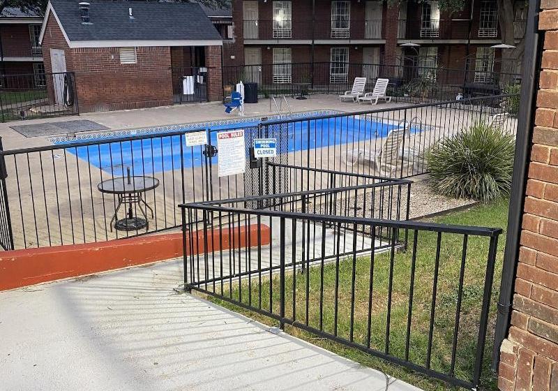 فندق Benchmark Inn