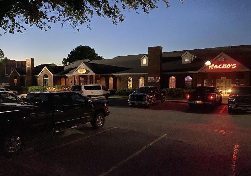 فندق Benchmark Inn