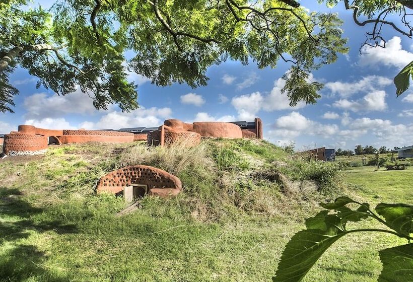 هتل Caliu Earthship Ecolodge