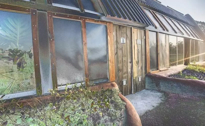 Hotelli Caliu Earthship Ecolodge