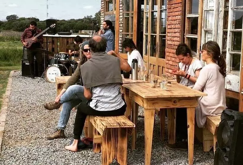 Hotelli Caliu Earthship Ecolodge