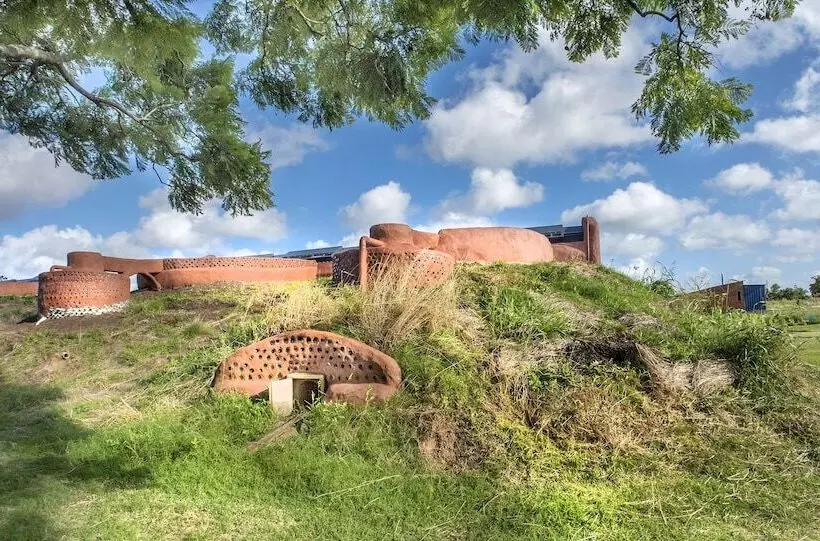 Hotelli Caliu Earthship Ecolodge