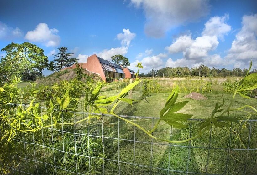 هتل Caliu Earthship Ecolodge