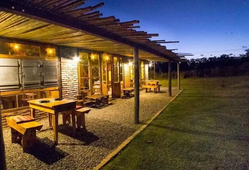 Hotelli Caliu Earthship Ecolodge