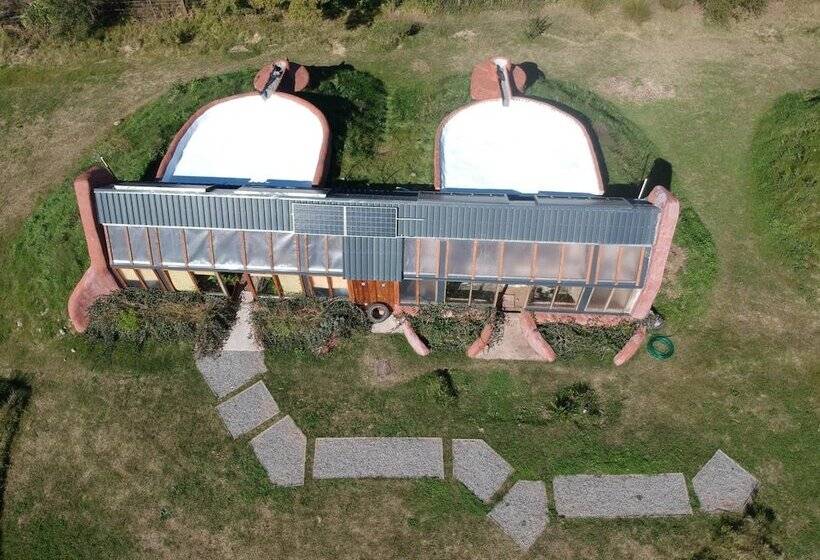 هتل Caliu Earthship Ecolodge