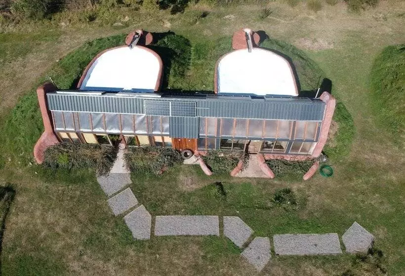 Hotelli Caliu Earthship Ecolodge