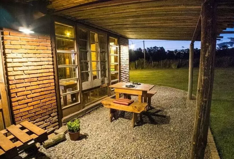 Hotelli Caliu Earthship Ecolodge