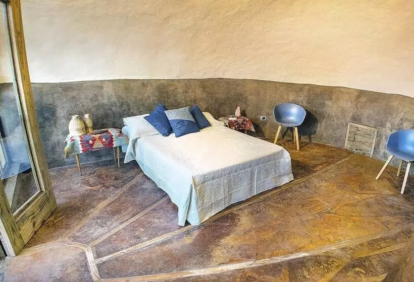 Hotelli Caliu Earthship Ecolodge