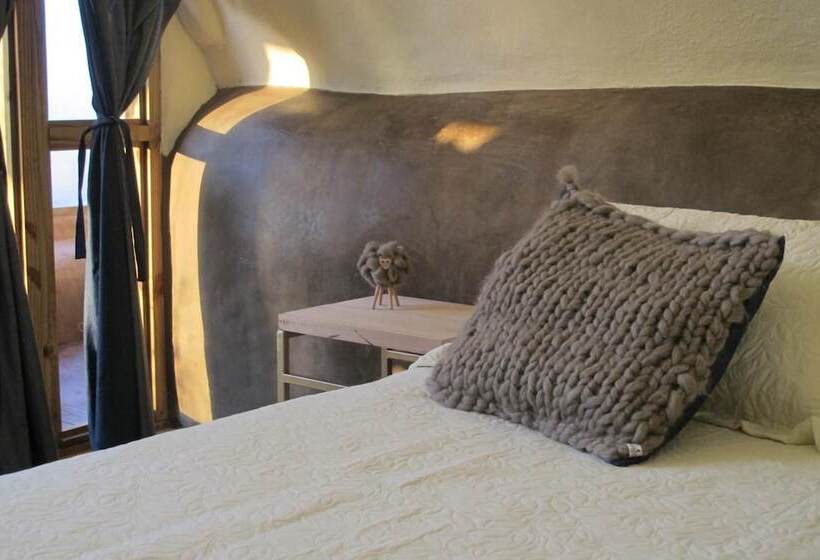 هتل Caliu Earthship Ecolodge