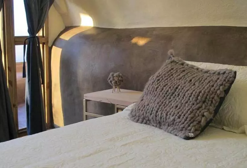 Hotelli Caliu Earthship Ecolodge