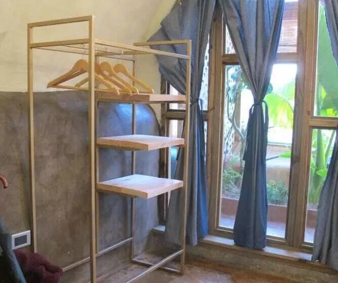 Hotelli Caliu Earthship Ecolodge