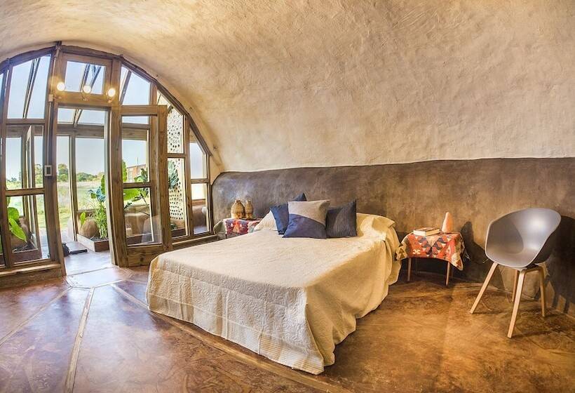 هتل Caliu Earthship Ecolodge