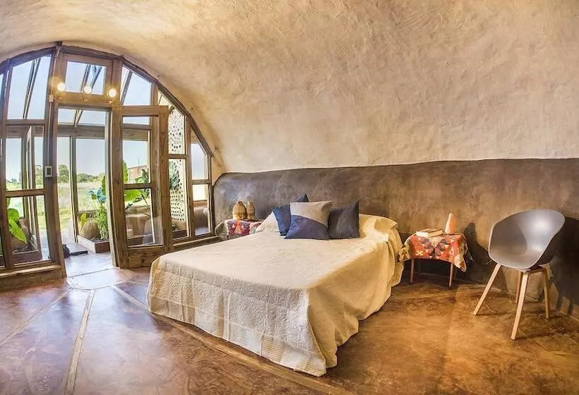 Hotelli Caliu Earthship Ecolodge