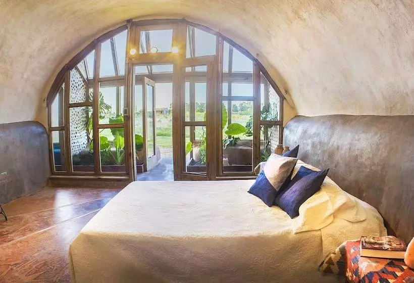Hotelli Caliu Earthship Ecolodge