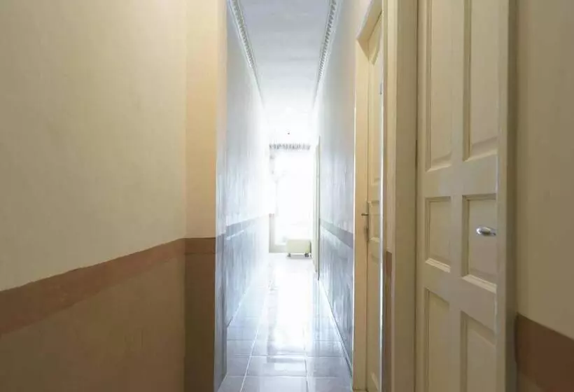 ホテル Reddoorz Near Plaza Botania 1 Batam