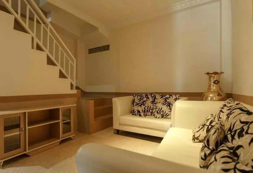 ホテル Reddoorz Near Plaza Botania 1 Batam