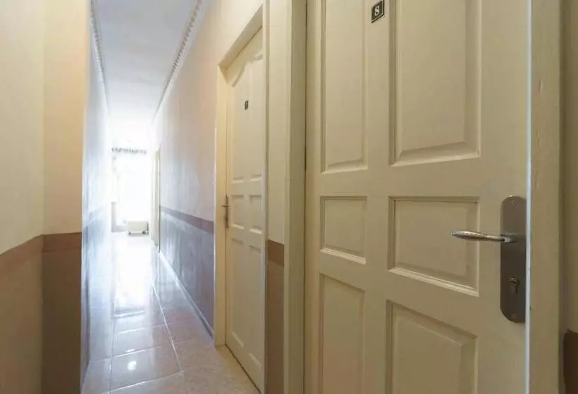 ホテル Reddoorz Near Plaza Botania 1 Batam