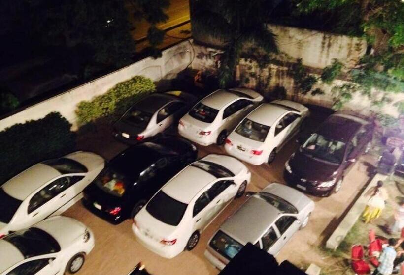 بنسيون Royal Guest House Lahore Cantt