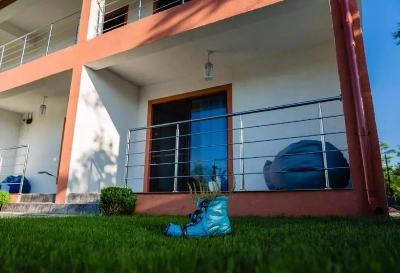 پانسیون Wait`n Sea House