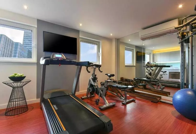 Fraser Place Canary Wharf