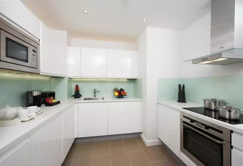 Fraser Place Canary Wharf