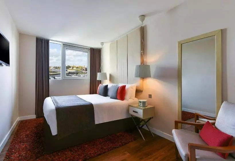 Fraser Place Canary Wharf