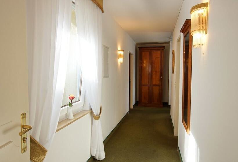 ホテル Am Luisenplatz