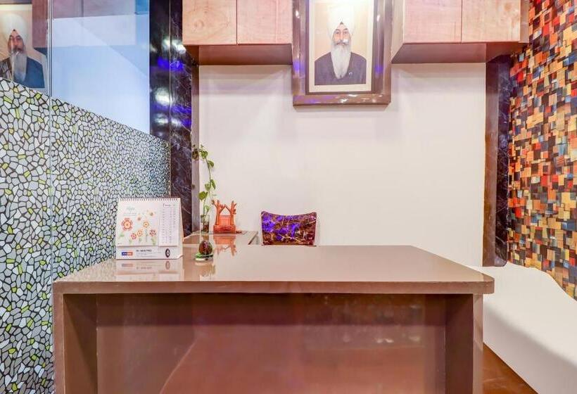 ホテル Spot On 74318  Preet