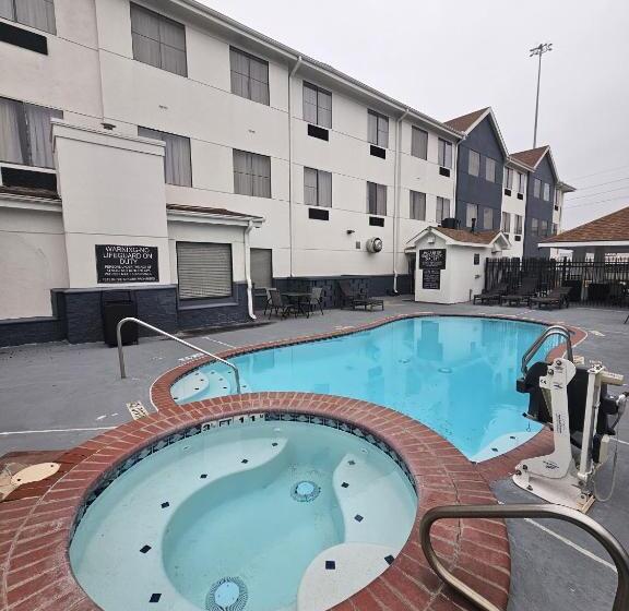 هتل Candlewood Suites Stafford