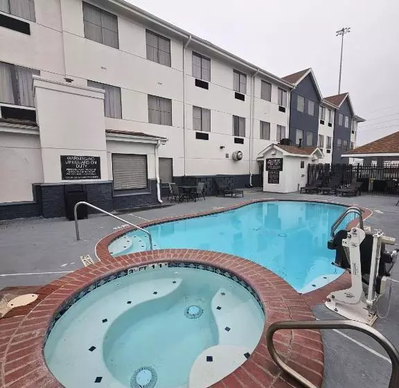 فندق Candlewood Suites Stafford