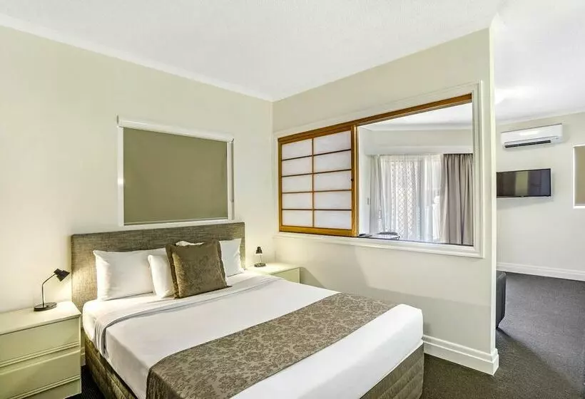 Отель Toowong Inn & Suites