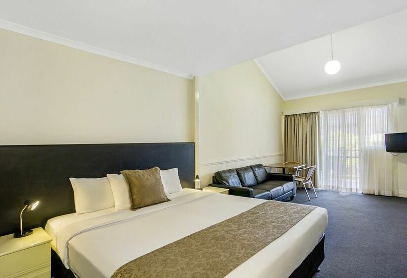 Отель Toowong Inn & Suites