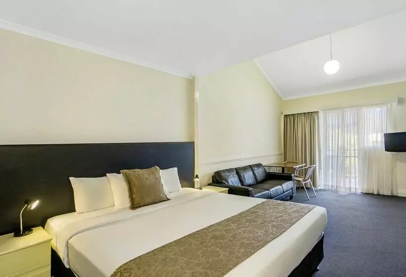 Отель Toowong Inn & Suites