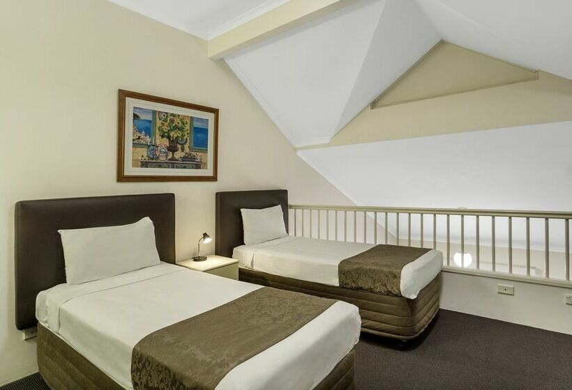 Отель Toowong Inn & Suites
